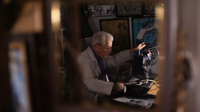 Pehlivanların yol arkadaşı İrfan usta, kispet zanaatı unutulmasın diye iğneyi elinden bırakmıyor