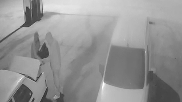 Otomobilden ses sistemi hırsızlığı kamerada