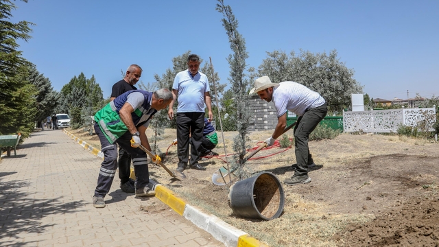 Van'da mezarlıklarda yeşillendirme ve peyzaj çalışması