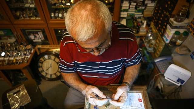 Arkadaşından öğrendiği saatçiliği 46 yıldır sürdüren Ramis usta, yetiştirecek çırak bulamıyor