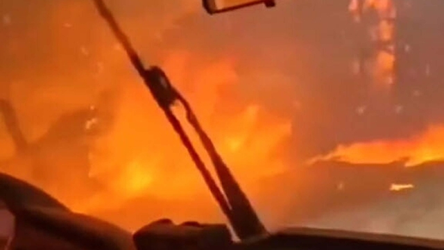 İzmir Buca'daki orman yangını 2'nci gününde; ekipler alevlerin arasında kaldı