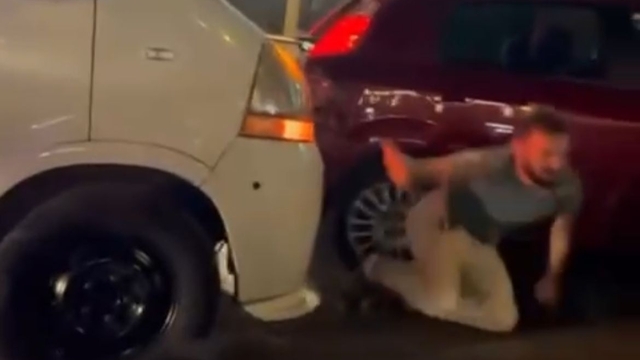 Ağabeyini darbeden 3 kişiye otomobille çarptı; o anlar kamerada