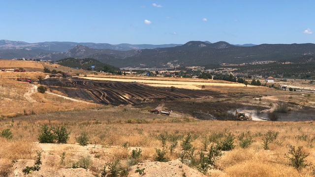 Bilecik'te anız yangını fabrikalara sıçramadan söndürüldü