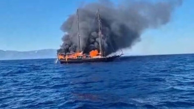 Bodrum'da tekne yandı, turistler ve mürettebat tahliye edildi