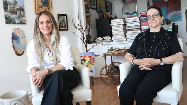 Anne-kız bir tablet bir mikrofonla Karadeniz ağzını dijital illüstrasyona taşıdı