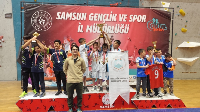 Tekkeköy Anadolu İmam Hatip Lisesi öğrencileri yıl içindeki yarışmalarda dereceler kazandı