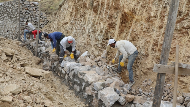 Bitlis'te yol güvenliği için duvar çalışmaları sürüyor