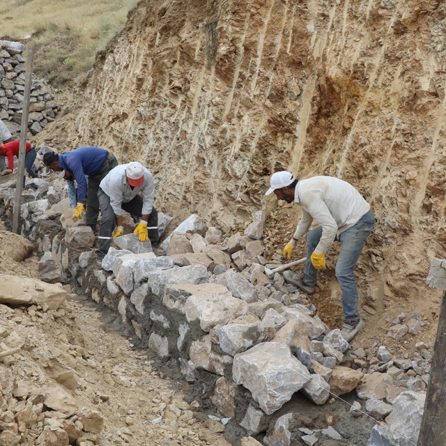 Bitlis'te yol güvenliği için duvar çalışmaları sürüyor
