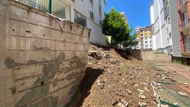 Samsun'da sitenin istinat duvarı çöktü