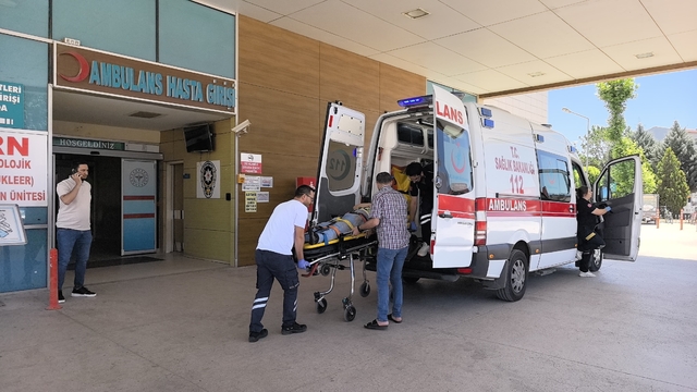 Devrilen suntaların altında kalan işçi yaralandı