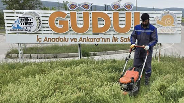 Güdül'de haşereyle mücadele için ilaçlama yapılıyor