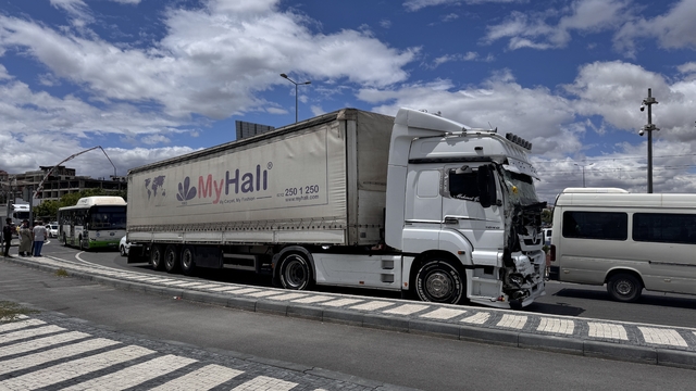 Kayseri'de tır, halk otobüsü ve SUV tipi aracın çarpıştığı kazada 8 kişi yaralandı