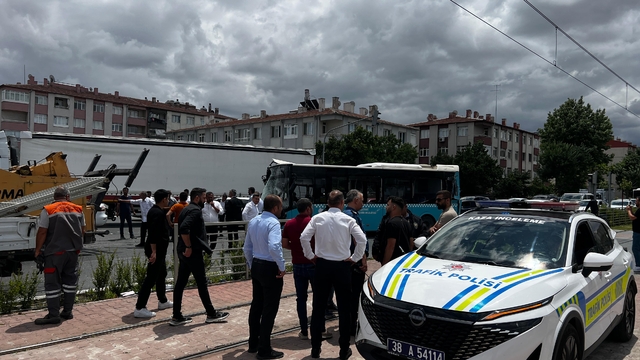 Kayseri'de TIR, otomobil ve otobüs çarpıştı: 8 yaralı