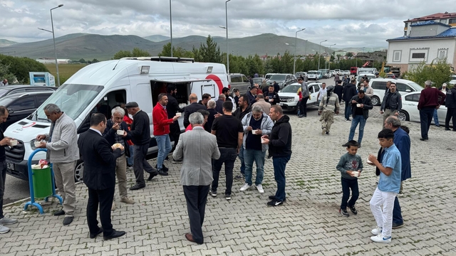 Ardahan'da vatandaşlara aşure dağıtıldı