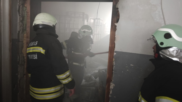 Sivas'ta mobilya imalathanesinde çıkan yangın söndürüldü