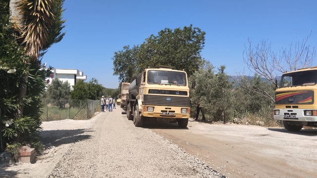 Fethiye'deki iki mahallede asfalt çalışması sürüyor