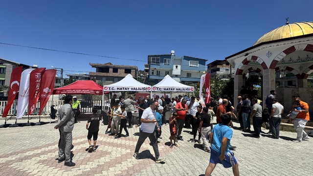 Hatay'da vatandaşlara aşure ikramında bulunuldu