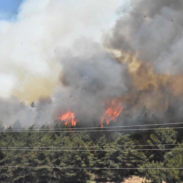İzmir Buca'daki orman yangını 2'nci gününde; ekipler alevlerin arasında kal...