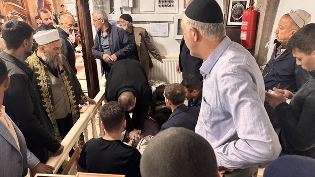 Erzurum'da cuma namazında kalp krizi geçiren yaşlı, kalp masajıyla hayata tutundu