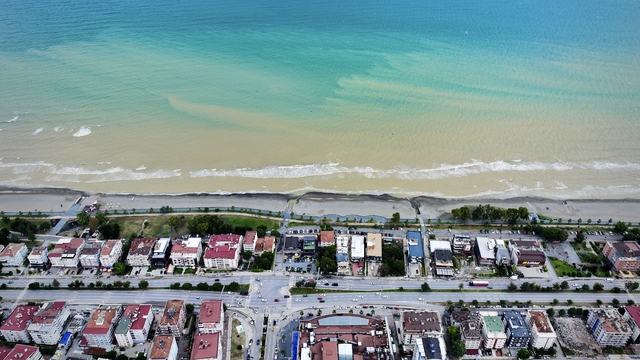 Karadeniz'de sağanak sonrası denizin rengi "kahverengi" oldu