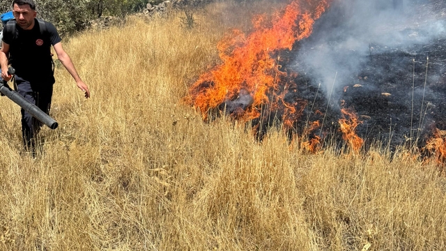 Mardin'de örtü yangını, 3 saatte kontrol altına alındı