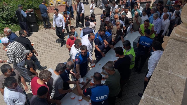 Kovancılar'da vatandaşlara aşure ikram edildi