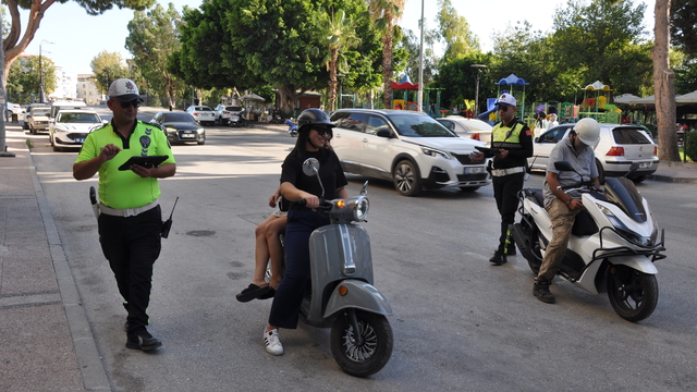 Mersin'de polis ekipleri motosiklet sürücülerini denetledi