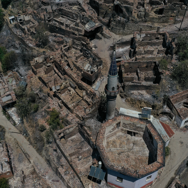 İzmir Ödemiş'teki orman yangını 40 haneli mahalleyi "hayalet köy"e dönüştür...