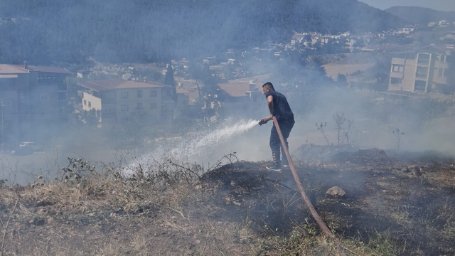 Hatay'da otluk alanda çıkan yangın büyümeden söndürüldü