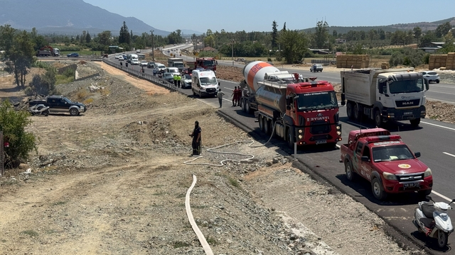 Muğla'da otluk alanda başlayıp evlere sıçrayan yangın söndürüldü