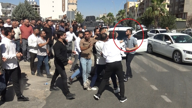 Silopi'de istifa yürüyüşünde sloganlara tepki gösteren kişi darbedildi