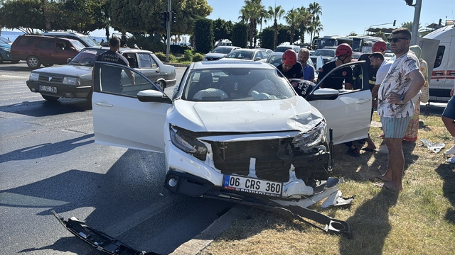 Alanya'da iki otomobilin çarpıştığı kazada 1 kişi yaralandı