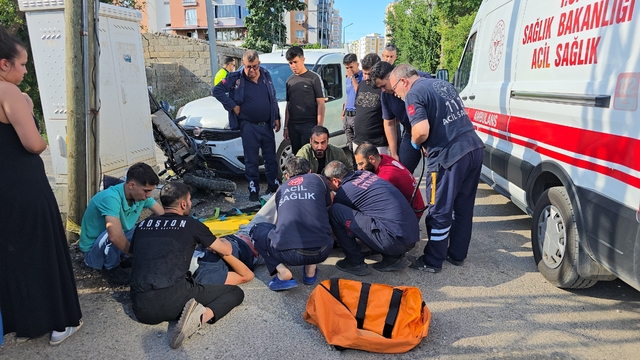 Adana'da kamyonet ile telefon hat dağıtım kutusu arasında sıkışan motosiklet sürücüsü yaralandı
