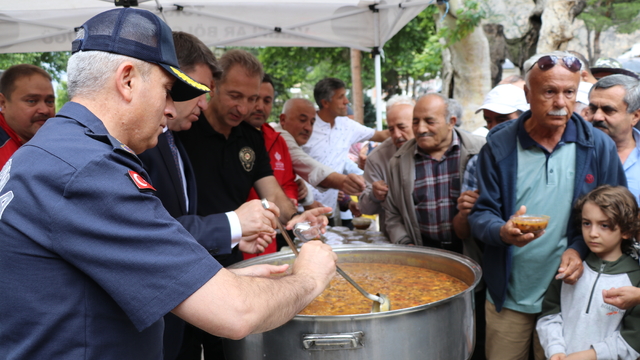 Amasya'da vatandaşlara aşure dağıtıldı