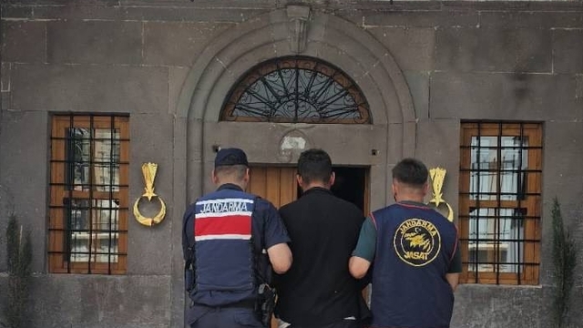 Kayseri'de 37 yıl 6 ay kesinleşmiş hapis cezası bulunan firari hükümlü yakalandı