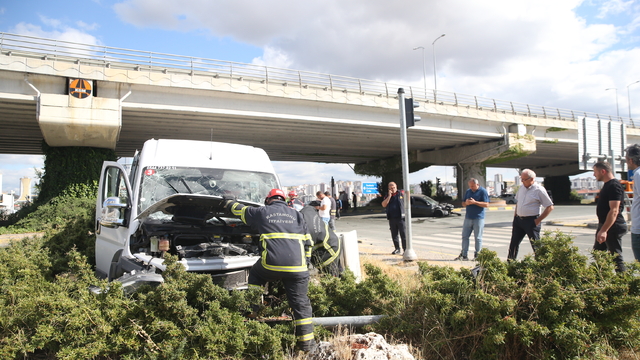 ⁠Kastamonu'da minibüs ile otomobil çarpıştı, 4 kişi yaralandı