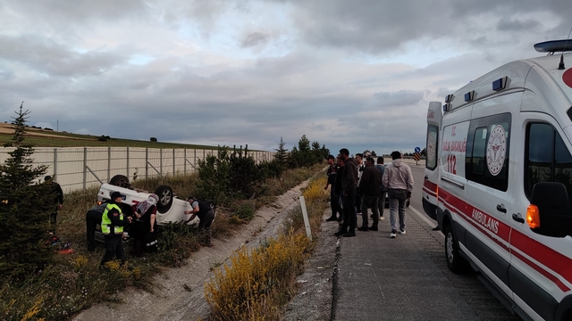 Tokat'ta devrilen otomobildeki 5 kişi yaralandı