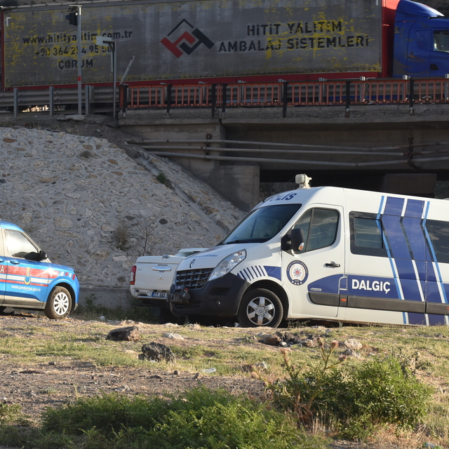 Kırıkkale'de iddialaşma sonucu köprüden ırmağa atlayan genç kayboldu