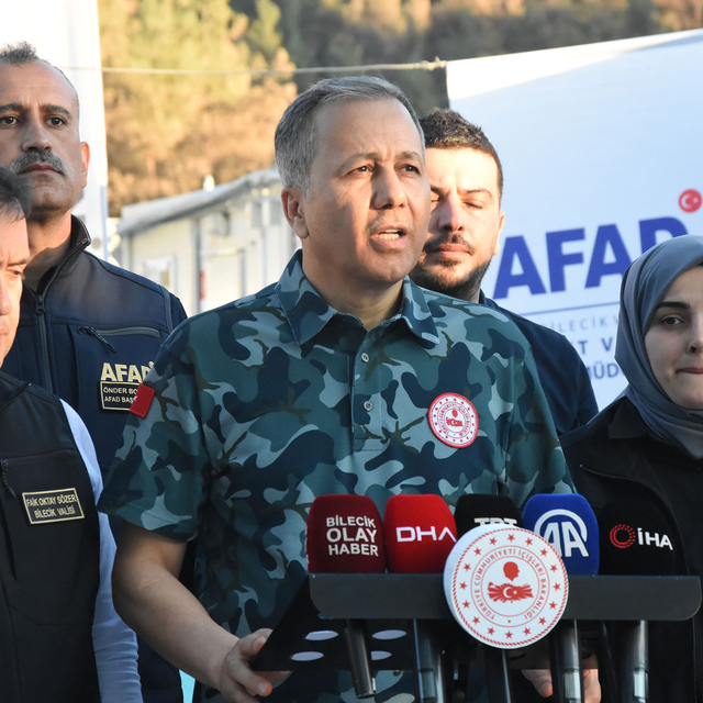 Bakan Yerlikaya, orman yangınlarında yok olan Köprücek ve Kaşıkçı köyünde