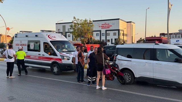 Edirne'de başpehlivanın kullandığı araca çarpan motosikletli yaralandı