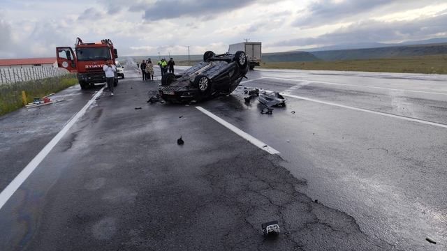 Kars'ta kamyona çarpan otomobildeki 2 kişi yaralandı