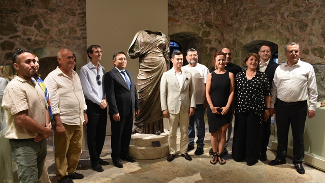 Marmaris'te balıkçıların ağına takılan bronz kadın heykeli ilk kez sergilendi