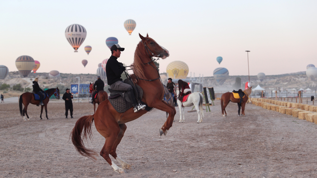 "Kapadokya At ve Atçılık Kültürü Festivali"nde karayı atlar havayı balonlar süsledi