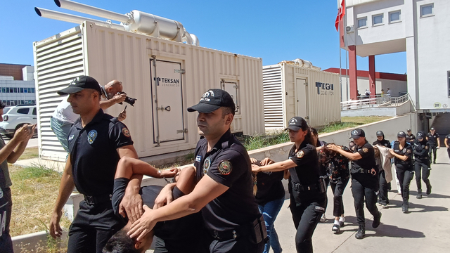 Adana'da uyuşturucu operasyonunda yakalanan 30 zanlıdan 16'sı tutuklandı
