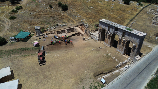 Patara'nın simgesi kent kapısı çevresindeki stoa ve dükkanlar gün yüzüne çıkarılıyor