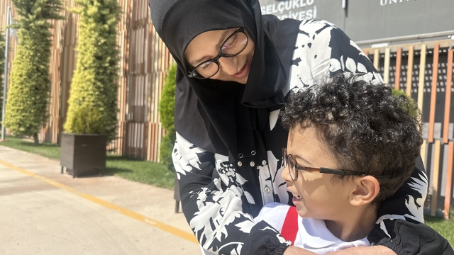 Hataylı depremzede babaanne ile otizmli Halil birbirlerine "güç" veriyor