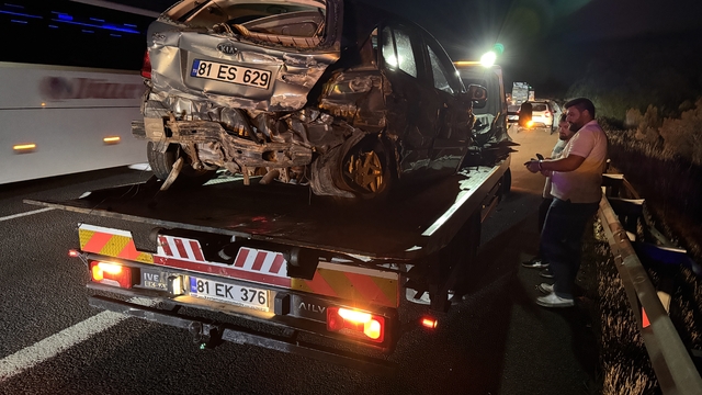 Bolu'da kamyonla çarpışan otomobildeki 3 kişi yaralandı