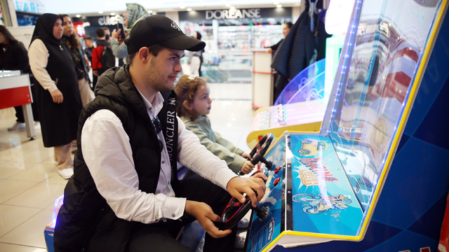 Kastamonu'da özel gereksinimli bireyler ve aileleri oyun parkında hoşça vakit geçiriyor