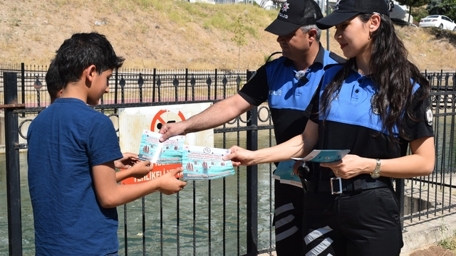 Polisten, geçen yıl 10 kişinin hayatını kaybettiği çay ve kanallarda serinlik için uyarı