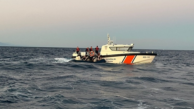 Çanakkale açıklarında 17 düzensiz göçmen yakalandı
